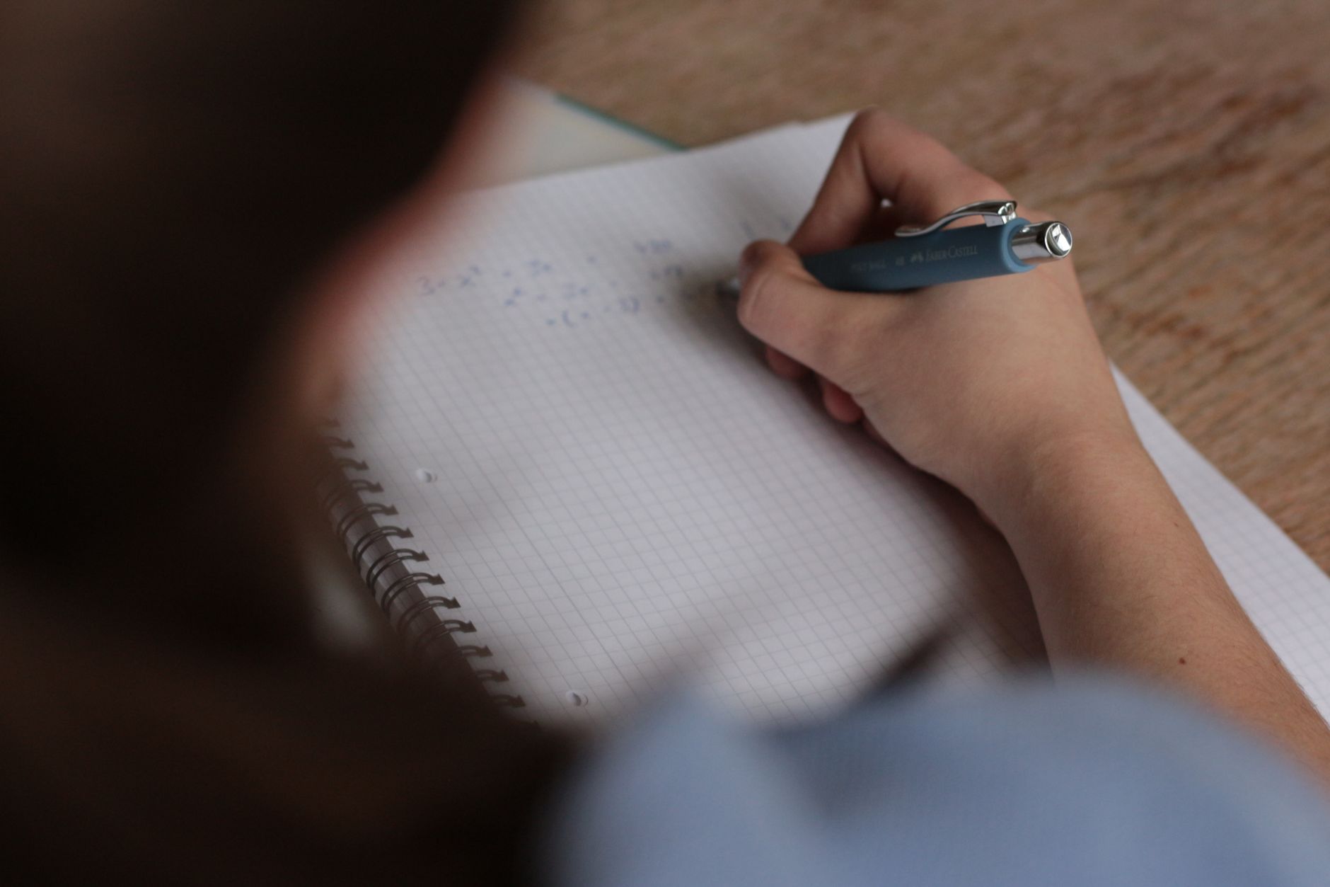 Een student schrijft aantekeningen uit tijdens het oefenen van een gestructureerde werkmethode.